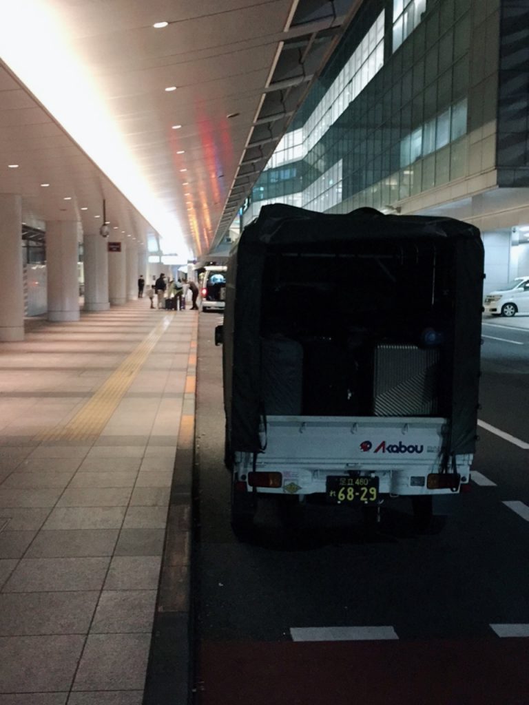 京都～東京都まで長距離配送　　　羽田空港エントラスにて　　赤帽ファーストクラス配送編