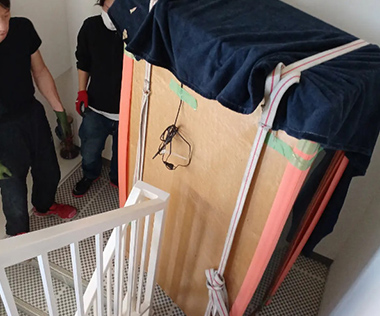 大型ガラス棚高さ1.8Mを赤帽作業員で階段作業